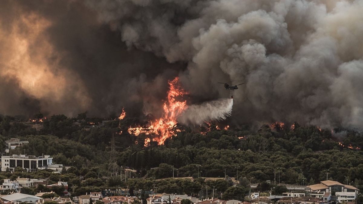Severně od Athén se šíří velký požár, domovy opustily tisíce lidí